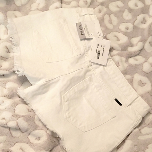 NWT KanCan mid rise Becky white shorts - Picture 4 of 5